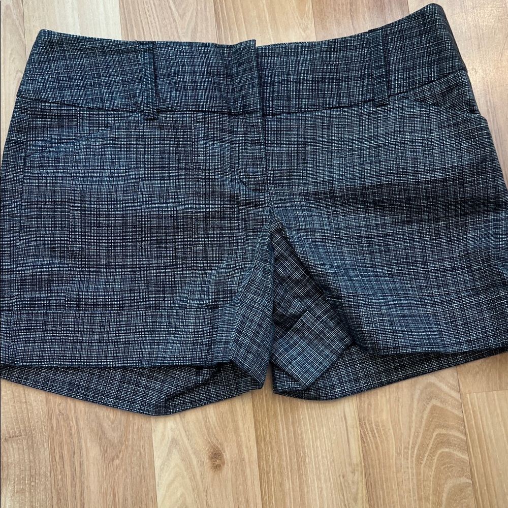 Express collection wide waist band cuffed shorts front and back pocket size 6